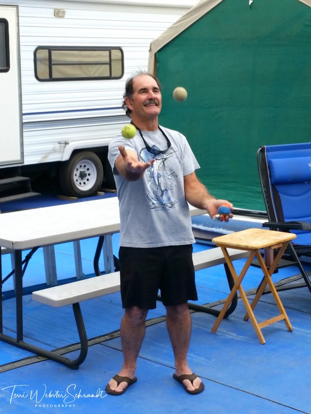 Juggling while waiting for wind