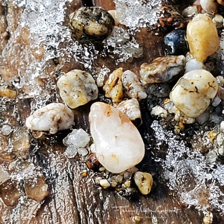 Quartz and icy diamonds