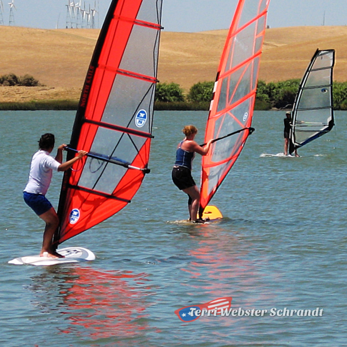 three windsurf chicas